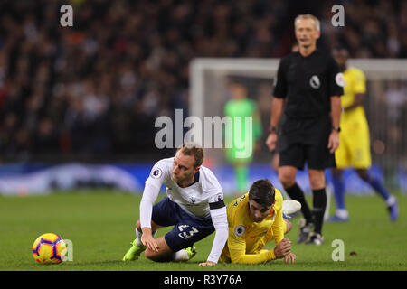 London, Großbritannien. 24. Nov 2018. Christian Eriksen von Tottenham Hotspur und Alvaro Morata von Chelsea Kampf um Besitz unter den wachsamen Augen der Schiedsrichter Martin Atkinson - Tottenham Hotspur v Chelsea, Premier League, Wembley Stadion, London (Wembley) - 24. November 2018 Editorial nur verwenden - DataCo Einschränkungen gelten Credit: Spieltag Bilder begrenzt/Alamy leben Nachrichten Stockfoto