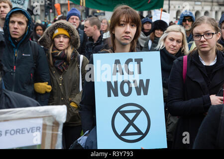 London, Großbritannien, 24. November 2018 Demonstranten tragen Schilder während eines Klimawandels protestieren. Credit: Thabo Jaiyesimi/Alamy leben Nachrichten Stockfoto