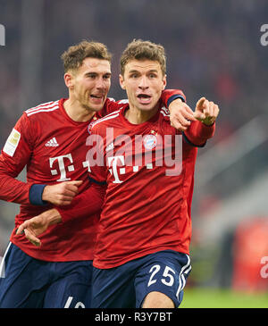 München, Deutschland. 24. Nov 2018. Thomas Müller, Müller, FCB 25 feiert sein Ziel 3-1 mit Leon Goretzka, FCB 18 FC BAYERN MÜNCHEN - Fortuna Düsseldorf - DFL-Bestimmungen verbieten die Verwendung von Fotografien als BILDSEQUENZEN und/oder quasi-VIDEO - 1. Deutsche Fussball Liga, München, 24. November 2018 Saison 2018/2019, Spieltag 12, FCB, Düsseldorf Quelle: Peter Schatz/Alamy leben Nachrichten Stockfoto