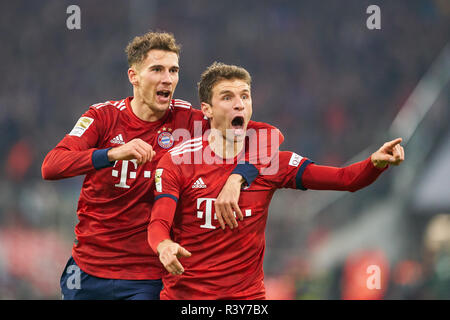 München, Deutschland. 24. Nov 2018. Thomas Müller, Müller, FCB 25 feiert sein Ziel 3-1 mit Leon Goretzka, FCB 18 FC BAYERN MÜNCHEN - Fortuna Düsseldorf - DFL-Bestimmungen verbieten die Verwendung von Fotografien als BILDSEQUENZEN und/oder quasi-VIDEO - 1. Deutsche Fussball Liga, München, 24. November 2018 Saison 2018/2019, Spieltag 12, FCB, Düsseldorf Quelle: Peter Schatz/Alamy leben Nachrichten Stockfoto