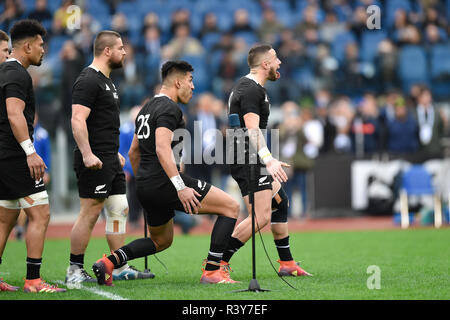 Rom, Italien. 24. Nov 2018. Spieler von Neuseeland führen Sie die Haka im Herbst internationals 2018 Match zwischen Italien und Neuseeland im Stadio Olimpico, Rom, Italien Am 24. November 2018. Foto von Giuseppe Maffia. Credit: UK Sport Pics Ltd/Alamy leben Nachrichten Stockfoto