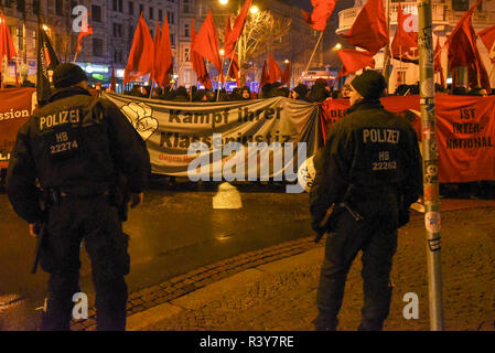 Magdeburg, Deutschland - November 24, 2018: In Magdeburg, 1000 Unterstützer einer linken Allianz gegen strengere Polizeigesetze in Deutschland gezeigt. Die Teilnehmer an der Demonstration, die mehrere Stunden dauerte, inklusive Anti-age Gruppen, Klima Aktivisten und Gewerkschaftsvertretern. Credit: Mattis Kaminer/Alamy leben Nachrichten Stockfoto