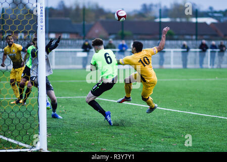 Basford, Nottinghamshire, Großbritannien. 24. November 2018. Basford United vs Curzon Ashton FC in den Emiraten FA Trophy der dritten Qualifikationsrunde in Greenwich Avenue gespielt. Basford gewann das Spiel 2-1 und durch, um in die nächste Runde gehen. Basford Utd (Gelb) Curzon Ashton (Grün). Credit: Ian Francis/Alamy leben Nachrichten Stockfoto