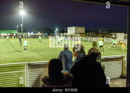 Basford, Nottinghamshire, Großbritannien. 24. November 2018. Basford United vs Curzon Ashton FC in den Emiraten FA Trophy der dritten Qualifikationsrunde in Greenwich Avenue gespielt. Basford gewann das Spiel 2-1 und durch, um in die nächste Runde gehen. Basford Utd (Gelb) Curzon Ashton (Grün). Credit: Ian Francis/Alamy leben Nachrichten Stockfoto