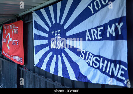 Basford, Nottinghamshire, Großbritannien. 24. November 2018. Basford United vs Curzon Ashton FC in den Emiraten FA Trophy der dritten Qualifikationsrunde in Greenwich Avenue gespielt. Basford gewann das Spiel 2-1 und durch, um in die nächste Runde gehen. Basford Utd (Gelb) Curzon Ashton (Grün). Credit: Ian Francis/Alamy leben Nachrichten Stockfoto