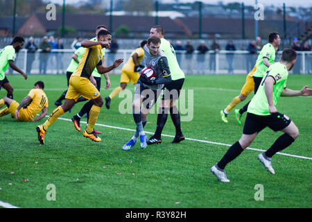 Basford, Nottinghamshire, Großbritannien. 24. November 2018. Basford United vs Curzon Ashton FC in den Emiraten FA Trophy der dritten Qualifikationsrunde in Greenwich Avenue gespielt. Basford gewann das Spiel 2-1 und durch, um in die nächste Runde gehen. Basford Utd (Gelb) Curzon Ashton (Grün). Credit: Ian Francis/Alamy leben Nachrichten Stockfoto
