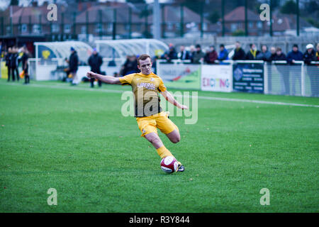 Basford, Nottinghamshire, Großbritannien. 24. November 2018. Basford United vs Curzon Ashton FC in den Emiraten FA Trophy der dritten Qualifikationsrunde in Greenwich Avenue gespielt. Basford gewann das Spiel 2-1 und durch, um in die nächste Runde gehen. Basford Utd (Gelb) Curzon Ashton (Grün). Credit: Ian Francis/Alamy leben Nachrichten Stockfoto