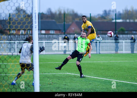 Basford, Nottinghamshire, Großbritannien. 24. November 2018. Basford United vs Curzon Ashton FC in den Emiraten FA Trophy der dritten Qualifikationsrunde in Greenwich Avenue gespielt. Basford gewann das Spiel 2-1 und durch, um in die nächste Runde gehen. Basford Utd (Gelb) Curzon Ashton (Grün). Credit: Ian Francis/Alamy leben Nachrichten Stockfoto