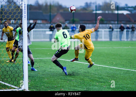 Basford, Nottinghamshire, Großbritannien. 24. November 2018. Basford United vs Curzon Ashton FC in den Emiraten FA Trophy der dritten Qualifikationsrunde in Greenwich Avenue gespielt. Basford gewann das Spiel 2-1 und durch, um in die nächste Runde gehen. Basford Utd (Gelb) Curzon Ashton (Grün). Credit: Ian Francis/Alamy leben Nachrichten Stockfoto