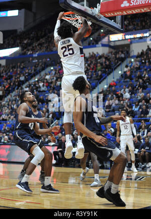 NOVEMBER 24, 2018: Josh Carlton (25) Der Uconn Huskies dunks während eines Spiels gegen die Universität von New Hampshire Wildkatzen am 24. November 2018 an die XL-Zentrum in Hartford, CT. Gregory Vasil/Cal Sport Media Stockfoto