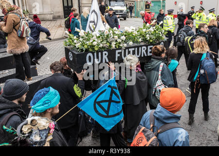 London, Großbritannien. 24. Nov 2018. 24. November 2018. London, Großbritannien. "Klima Demonstranten Aussterben Rebellion' in Central London gezeigt mit einem Trauerzug, inklusive einem unten außerhalb der Downing Street und zum Buckingham Palace sitzen. David Rowe/Alamy Leben Nachrichten. Stockfoto