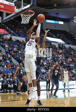 NOVEMBER 24, 2018: Josh Carlton (25) Der Uconn Huskies greift sich einen Rebound während eines Spiels gegen die Universität von New Hampshire Wildkatzen am 24. November 2018 an die XL-Zentrum in Hartford, CT. Gregory Vasil/Cal Sport Media Stockfoto