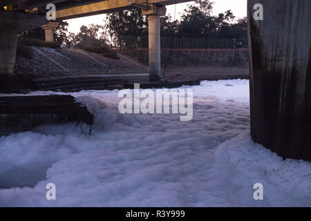 November 24, 2018 - November 25, 2018 - New Delhi, Indien - Wasser von Yamuna Fluss unter einer Brücke mit Schaum gleichermaßen Luftblasen im Wasser gefüllt. Eine aktuelle Studie der Internationalen Zeitschrift für Ingenieurwissenschaften Forschung und Technologie veröffentlicht sagte Yamuna Fluss rund um Delhi, die Hauptstadt Indiens, ist fast tot und schrecklich mit giftigen Chemikalien belastet und sogar konventionelle Wasser Prozesse auf chemische Filtration und biologischen Behandlungen basieren, nicht geeignet für das entfernen der Total Dissolved Solids (Credit Bild: © Sauvik Acharyya/ZUMA Draht) Stockfoto