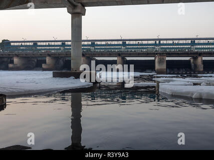 November 24, 2018 - November 25, 2018 - New Delhi, Indien - Leute angeln am Yamuna-fluss mit Schaum gleichermaßen Luftblasen im Wasser gefüllt. Eine aktuelle Studie der Internationalen Zeitschrift für Ingenieurwissenschaften Forschung und Technologie veröffentlicht sagte Yamuna Fluss rund um Delhi, die Hauptstadt Indiens, ist fast tot und schrecklich mit giftigen Chemikalien belastet und sogar konventionelle Wasser Prozesse auf chemische Filtration und biologischen Behandlungen basieren, nicht geeignet für das entfernen der Total Dissolved Solids (Credit Bild: © Sauvik Acharyya/ZUMA Draht) Stockfoto