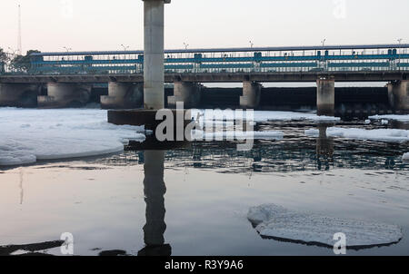 November 24, 2018 - November 25, 2018 - New Delhi, Indien - Leute angeln am Yamuna-fluss mit Schaum gleichermaßen Luftblasen im Wasser gefüllt. Eine aktuelle Studie der Internationalen Zeitschrift für Ingenieurwissenschaften Forschung und Technologie veröffentlicht sagte Yamuna Fluss rund um Delhi, die Hauptstadt Indiens, ist fast tot und schrecklich mit giftigen Chemikalien belastet und sogar konventionelle Wasser Prozesse auf chemische Filtration und biologischen Behandlungen basieren, nicht geeignet für das entfernen der Total Dissolved Solids (Credit Bild: © Sauvik Acharyya/ZUMA Draht) Stockfoto