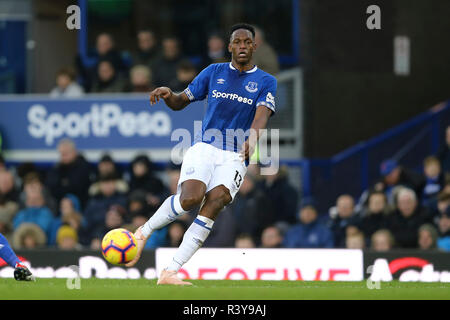 Liverpool, Großbritannien. 24. Nov 2018. Yerry Mina von Everton in Aktion. Premier League match, Everton v Cardiff City an Goodison Park in Liverpool am Samstag, den 24. November 2018. Dieses Bild dürfen nur für redaktionelle Zwecke verwendet werden. Nur die redaktionelle Nutzung, eine Lizenz für die gewerbliche Nutzung erforderlich. Keine Verwendung in Wetten, Spiele oder einer einzelnen Verein/Liga/player Publikationen. pic von Chris Stading/Andrew Orchard sport Fotografie/Alamy leben Nachrichten Stockfoto