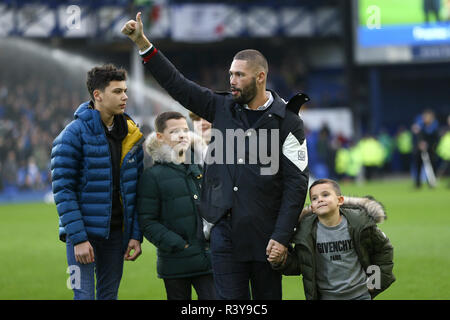 Liverpool, Großbritannien. 24. Nov 2018. Boxer Tony Bellew und seine Kinder auf der Goodison Tonhöhe. Premier League match, Everton v Cardiff City an Goodison Park in Liverpool am Samstag, den 24. November 2018. Dieses Bild dürfen nur für redaktionelle Zwecke verwendet werden. Nur die redaktionelle Nutzung, eine Lizenz für die gewerbliche Nutzung erforderlich. Keine Verwendung in Wetten, Spiele oder einer einzelnen Verein/Liga/player Publikationen. pic von Chris Stading/Andrew Orchard sport Fotografie/Alamy leben Nachrichten Stockfoto