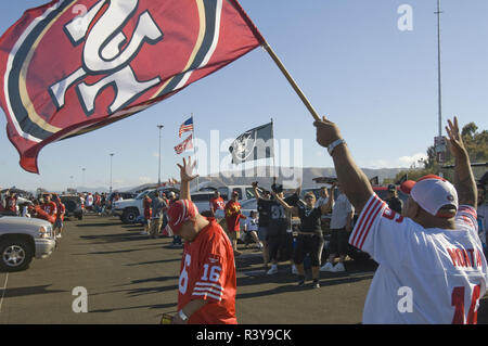 August 18, 2007 - San Francisco, Kalifornien, USA - Heckklappe Aktivitäten auf dem Parkplatz vor dem Spiel. Höhnische gegenseitig mit Worten und Flagge Bay sind Fans sind vocal am Samstag, 18. August 2007 Im Candlestick Park San Francisco, Kalifornien. Die 49ers besiegten die Räuber 26-21 in einem preseason Spiel. (Bild: © Al Golub/ZUMA Draht) Stockfoto
