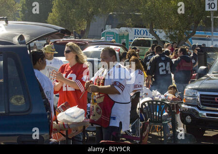 August 18, 2007 - San Francisco, Kalifornien, USA - Heckklappe Aktivitäten auf dem Parkplatz vor dem Spiel. Einige Familien der beiden Niners und Raider Fans scheinen Spaß mit heraus bilden eine große Aufregung am Samstag, 18. August 2007, im Candlestick Park San Francisco, Kalifornien. Die 49ers besiegten die Räuber 26-21 in einem preseason Spiel. (Bild: © Al Golub/ZUMA Draht) Stockfoto