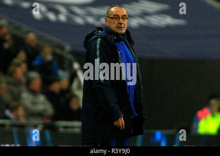 London, Großbritannien. 24. Nov 2018. Chelsea Manager Maurizio Sarri an schaut.. EPL Premier League match, Tottenham Hotspur v Chelsea im Wembley Stadion in London am Samstag, den 24. November 2018. Dieses Bild dürfen nur für redaktionelle Zwecke verwendet werden. Nur die redaktionelle Nutzung, eine Lizenz für die gewerbliche Nutzung erforderlich. Keine Verwendung in Wetten, Spiele oder einer einzelnen Verein/Liga/player Publikationen. pic von Steffan Bowen/Andrew Orchard sport Fotografie/Alamy leben Nachrichten Stockfoto