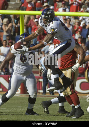 San Francisco, Kalifornien, USA. 7. Okt 2007. Baltimore Ravens wide receiver Demetrius Williams #87 Fänge pass Mitte Feld Ende des 4. Quartals am Sonntag, den 07. Oktober 2007, im Candlestick Park, San Francisco, Kalifornien. Die Ravens besiegten die 49ers 9-7. Credit: Al Golub/ZUMA Draht/Alamy leben Nachrichten Stockfoto