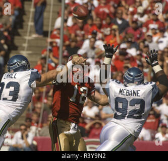San Francisco, Kalifornien, USA. 30. Sep 2007. Seattle Seahawks linebacker Niko Koutouvides #53 und defensiver Brandon Mebane #92 San Francisco 49ers Quarterback Trent Dilfer #12 von Pass am Sonntag zu stoppen versuchen, 30. September 2007 im Candlestick Park, San Francisco, Kalifornien. Die Seahawks besiegten die 49ers 23-3. Credit: Al Golub/ZUMA Draht/Alamy leben Nachrichten Stockfoto