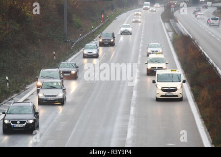 Köln, Deutschland. 24 Nov, 2018. Autos entlang der A4 in Köln gesehen. Auf Dieselfahrzeuge mit Euro 4-Motoren oder ältere Motoren sowie Verbot für Benzin Motoren der Klassen EURO 1 und 2. Es geht um die grüne Umweltzone. Es wäre ab April 2019 und September 2019 für Dieselfahrzeuge der Klasse 5 sein. Credit: Osama Faisal/SOPA Images/ZUMA Draht/Alamy leben Nachrichten Stockfoto