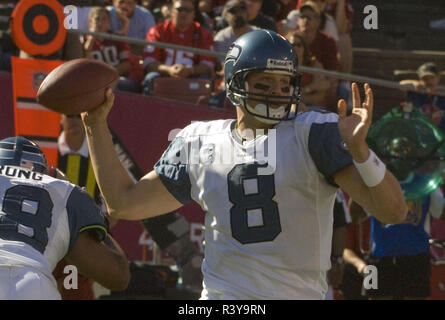 San Francisco, Kalifornien, USA. 30. Sep 2007. Seattle Seahawks Quarterback Matt Hasselbeck # 8 am Sonntag, den 30. September 2007, im Candlestick Park, San Francisco, Kalifornien. Die Seahawks besiegten die 49ers 23-3. Credit: Al Golub/ZUMA Draht/Alamy leben Nachrichten Stockfoto