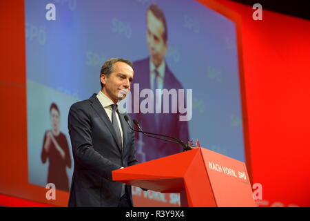 Wels, Oberösterreich, Österreich. 24. November 2018. Am 24. Und 25. November 2018 hält die SPÖ ihren 44. Ordentlichen Bundesparteitag in der Messehalle Wels ab. Das Bild zeigt Christian Kern. Kredit: Franz Perc / Alamy Live News Stockfoto