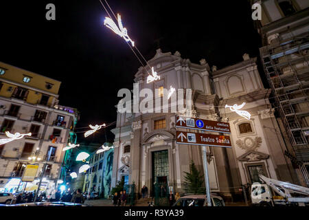 Napoli, Kampanien, Italien 24-11-18 Weihnachten in Neapel die künstlerische Beleuchtung aktiviert am Rione Sanità entlang der Via Vergini und über Sanità in Zusammenarbeit mit der Region Kampanien und der Nachbarschaft Verbände, die an der Zeremonie der Aufmerksamkeit der Präsident der Region De Luca, die Wünsche der Bezirk die besten Wünsche für erholsame Feiertage und frohe Weihnachten (Antonio Balasco) Stockfoto