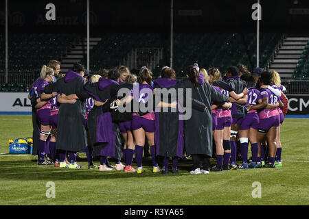 London, Großbritannien. 24. Nov 2018. Loughborough Blitz kuscheln nach dem Spiel während Tyrrells Premier 15 s Liga - sarazenen Frauen gegen Loughborough Blitz bei Allianz Park am Samstag, den 24. November 2018. LONDON ENGLAND. (Nur redaktionelle Nutzung, eine Lizenz für die gewerbliche Nutzung erforderlich. Keine Verwendung in Wetten, Spiele oder einer einzelnen Verein/Liga/player Publikationen.) Credit: Taka G Wu/Alamy leben Nachrichten Stockfoto