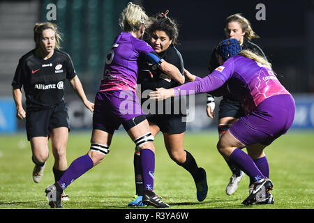 London, Großbritannien. 24. Nov 2018. Jeani Layola der Sarazenen Frauen wird durch Maryke Penman Loughborough Blitz- und Lucy Payne Loughborough Blitz während Tyrrells Premier 15 s Liga - sarazenen Frauen gegen Loughborough Blitz bei Allianz Park in Angriff genommen am Samstag, den 24. November 2018. LONDON ENGLAND. (Nur redaktionelle Nutzung, eine Lizenz für die gewerbliche Nutzung erforderlich. Keine Verwendung in Wetten, Spiele oder einer einzelnen Verein/Liga/player Publikationen.) Credit: Taka G Wu/Alamy leben Nachrichten Stockfoto