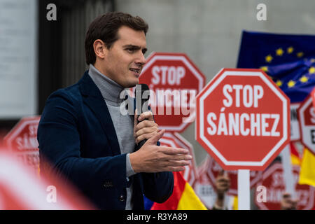 Madrid, Spanien. 24 Nov, 2018. Albert Rivera, Führer der Bürgerinnen und Bürger Partei während eines Protestes gegen Premierminister Pedro Sanchez die Politik mit der katalanischen Unabhängigkeit. Albert Rivera Führer der Bürgerinnen und Bürger protestierten gegen die Regierung für eine mögliche Begnadigung im Fall der inhaftierten pro Unabhängigkeit katalanischen Führer schließlich sind der Volksverhetzung angeklagt. Credit: Marcos del Mazo/Alamy leben Nachrichten Stockfoto