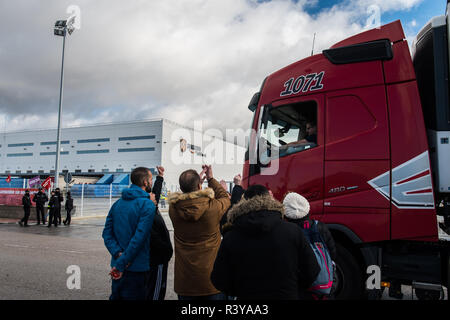 Madrid, Spanien. 23 Nov, 2018. Amazon Arbeiter protestieren während ein Streik am "Schwarzen Freitag" im Logistikzentrum fordern bessere Arbeitsbedingungen. Credit: Marcos del Mazo/Alamy leben Nachrichten Stockfoto