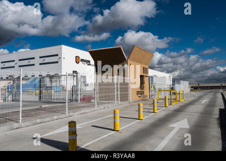 Madrid, Spanien. 23 Nov, 2018. Amazon main Logistic Center bei einem Streik am "Schwarzen Freitag". Credit: Marcos del Mazo/Alamy leben Nachrichten Stockfoto