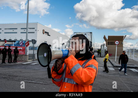 Madrid, Spanien. 23 Nov, 2018. Amazon Arbeiter protestieren während ein Streik am "Schwarzen Freitag" im Logistikzentrum fordern bessere Arbeitsbedingungen. Credit: Marcos del Mazo/Alamy leben Nachrichten Stockfoto