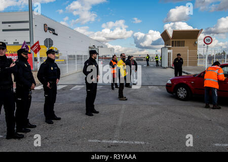 Madrid, Spanien. 23 Nov, 2018. Amazon Arbeiter protestieren während ein Streik am "Schwarzen Freitag" im Logistikzentrum fordern bessere Arbeitsbedingungen. Credit: Marcos del Mazo/Alamy leben Nachrichten Stockfoto