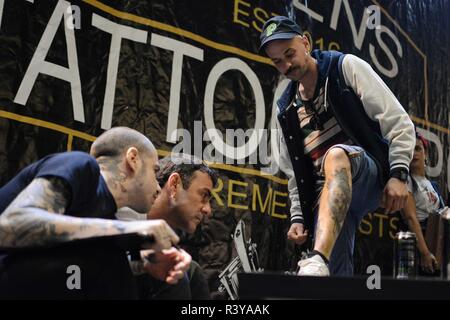 Athen, Griechenland. 24 Nov, 2018. Ein Tattoo Kandidat gesehen, sich sein Tattoo während der Tattoo Expo 2018. Credit: Giorgos Zachos/SOPA Images/ZUMA Draht/Alamy leben Nachrichten Stockfoto