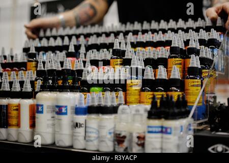 Athen, Griechenland. 24 Nov, 2018. Tattoo Equipment sind gesehen an den Tätowierer während der Tattoo Expo 2018 angezeigt. Credit: Giorgos Zachos/SOPA Images/ZUMA Draht/Alamy leben Nachrichten Stockfoto