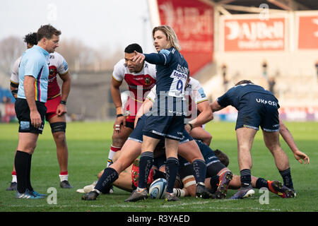 Verkauf. UK. 24. November 2018. Der Verkauf Shark Faf De Klerk gibt Anweisungen zu seinem Teamkollegen, 24. November 2018, AJ Bell Stadium, Verkauf, England; Gallagher Premiership, Verkauf v Northampton; Quelle: Terry Donnelly/News Bilder Credit: Aktuelles Bilder/Alamy leben Nachrichten Stockfoto