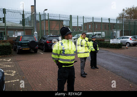 Backnang, Oxford, UK. 24. November 2018. Campsfield House Einwanderung Ausbau Center 25. Jahrestag Demonstration. Am 25. November 1993 Der erste Immigrationshäftlinge wurden von Harmondsworth in Campsfield gebracht und die Kampagne für die Schließung von Campsfield House hatte begonnen. Proteste haben Monatlich berücksichtigt, mit größeren jährlichen Jubiläum Proteste. Vor kurzem das Home Office angekündigt Campsfield House im nächsten Jahr wird geschlossen, und die @CloseCampsfield Bewegung weiterhin Kampagnen Immigration Detention, Inhaftierung und Abschiebung zu beenden. Credit: Stephen Bell/Alamy Live Stockfoto