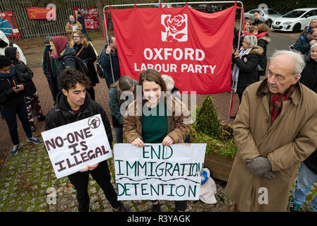 Backnang, Oxford, UK. 24. November 2018. Campsfield House Einwanderung Ausbau Center 25. Jahrestag Demonstration. Am 25. November 1993 Der erste Immigrationshäftlinge wurden von Harmondsworth in Campsfield gebracht und die Kampagne für die Schließung von Campsfield House hatte begonnen. Proteste haben Monatlich berücksichtigt, mit größeren jährlichen Jubiläum Proteste. Vor kurzem das Home Office angekündigt Campsfield House im nächsten Jahr wird geschlossen, und die @CloseCampsfield Bewegung weiterhin Kampagnen Immigration Detention, Inhaftierung und Abschiebung zu beenden. Credit: Stephen Bell/Alamy Live Stockfoto