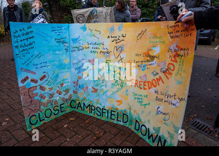 Backnang, Oxford, UK. 24. November 2018. Campsfield House Einwanderung Ausbau Center 25. Jahrestag Demonstration. Am 25. November 1993 Der erste Immigrationshäftlinge wurden von Harmondsworth in Campsfield gebracht und die Kampagne für die Schließung von Campsfield House hatte begonnen. Proteste haben Monatlich berücksichtigt, mit größeren jährlichen Jubiläum Proteste. Vor kurzem das Home Office angekündigt Campsfield House im nächsten Jahr wird geschlossen, und die @CloseCampsfield Bewegung weiterhin Kampagnen Immigration Detention, Inhaftierung und Abschiebung zu beenden. Credit: Stephen Bell/Alamy Live Stockfoto