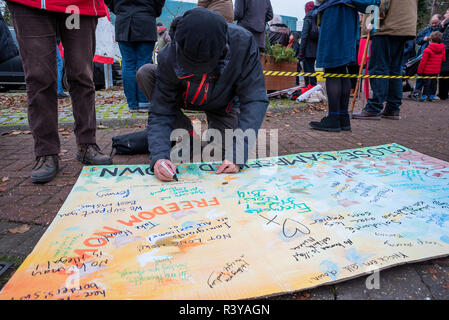 Backnang, Oxford, UK. 24. November 2018. Campsfield House Einwanderung Ausbau Center 25. Jahrestag Demonstration. Am 25. November 1993 Der erste Immigrationshäftlinge wurden von Harmondsworth in Campsfield gebracht und die Kampagne für die Schließung von Campsfield House hatte begonnen. Proteste haben Monatlich berücksichtigt, mit größeren jährlichen Jubiläum Proteste. Vor kurzem das Home Office angekündigt Campsfield House im nächsten Jahr wird geschlossen, und die @CloseCampsfield Bewegung weiterhin Kampagnen Immigration Detention, Inhaftierung und Abschiebung zu beenden. Credit: Stephen Bell/Alamy Live Stockfoto