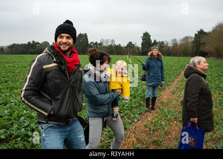 Backnang, Oxford, UK. 24. November 2018. Campsfield House Einwanderung Ausbau Center 25. Jahrestag Demonstration. Am 25. November 1993 Der erste Immigrationshäftlinge wurden von Harmondsworth in Campsfield gebracht und die Kampagne für die Schließung von Campsfield House hatte begonnen. Proteste haben Monatlich berücksichtigt, mit größeren jährlichen Jubiläum Proteste. Vor kurzem das Home Office angekündigt Campsfield House im nächsten Jahr wird geschlossen, und die @CloseCampsfield Bewegung weiterhin Kampagnen Immigration Detention, Inhaftierung und Abschiebung zu beenden. Credit: Stephen Bell/Alamy Live Stockfoto