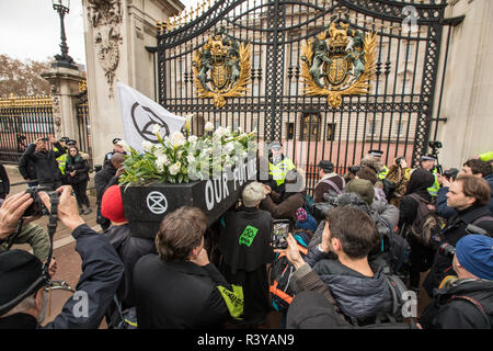 24. November 2018. London, Großbritannien. "Klima Demonstranten Aussterben Rebellion' in Central London gezeigt mit einem Trauerzug, inklusive einem unten außerhalb der Downing Street und zum Buckingham Palace sitzen. David Rowe/Alamy Leben Nachrichten. Stockfoto