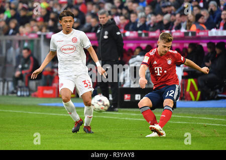 München, Deutschland. 24 Nov, 2018. Takashi USAMI (Fortuna Düsseldorf), Aktion, Duellen gegen Joshua KIMMICH (FC Bayern München), Fußball 1. 1. Fussballbundesliga, 12. Spieltag, Spieltag 12, FC Bayern München M) - Fortuna Düsseldorf (D) 3-3, am 24.11.2018 in München ALLIANZARENA, DFL VORSCHRIFTEN VERBIETEN UNS FOTO ALS BILD-SEQUENZEN UND/ODER QUASI-VIDEO. | Verwendung der weltweiten Kredit: dpa/Alamy leben Nachrichten Stockfoto