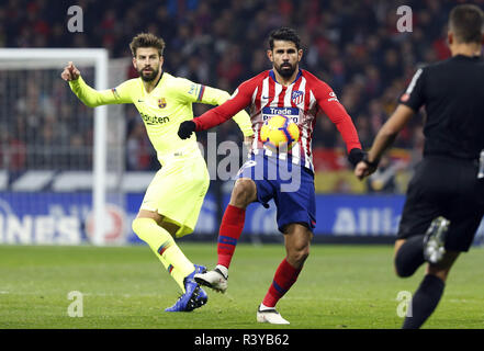 Madrid, Madrid, Spanien. 24 Nov, 2018. Diego Costa (Club Atlético de Madrid) und Gerard Pique (FC Barcelona) (vorne) in Aktion während der spanischen La Liga Match zwischen Atletico Madrid und Barcelona am Wanda Metropolitano Stadion in Madrid gesehen werden. Credit: Manu Reino/SOPA Images/ZUMA Draht/Alamy leben Nachrichten Stockfoto