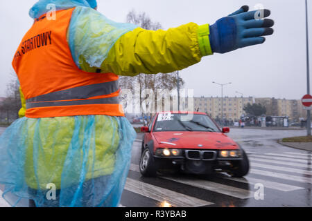 Zgierz, Polen. 24. November 2018. Regen und nasser Asphalt sind kein Drifter Freunde. Über 50 Fahrer und ihre leistungsstarken Autos, einige von dann mit 500-700 PS-Motoren sind Treffen ist Zgierz in Zentral Polen für Saison schließen. Robert Pastryk/Alamy leben Nachrichten Stockfoto