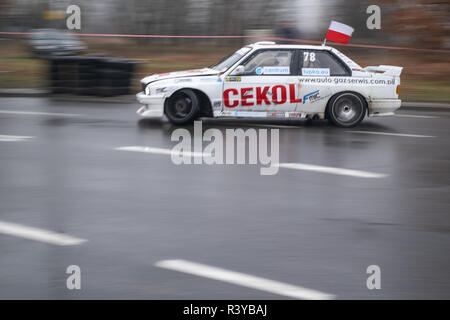 Zgierz, Polen. 24. November 2018. Über 50 Fahrer und ihre Drift Autos, einige von dann mit 500-700 PS-Motoren sind Treffen ist Zgierz in Zentral Polen für Saison schließen. Dieser Treiber fahren mit Polnische Flagge ist, nassem Asphalt hilft nicht. Robert Pastryk/Alamy leben Nachrichten Stockfoto
